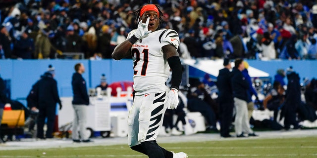 Cincinnati Bengals cornerback Mike Hilton (21) celebrates a win over the Tennessee Titans after an NFL divisional round playoff football game, Saterdag, Jan.. 22, 2022, in Nashville, Tenn. The Cincinnati Bengals won 19-16.