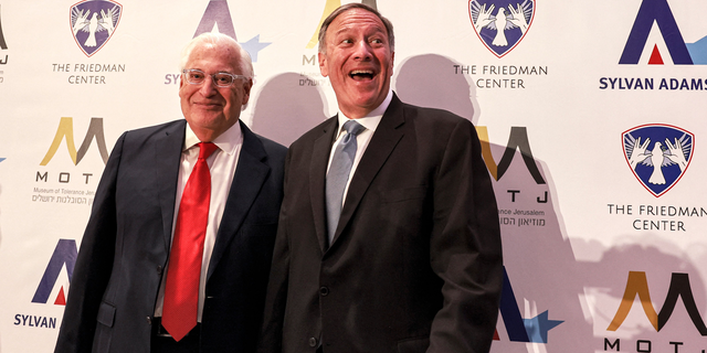 El ex embajador de EE. UU. en Israel, David Friedman, y el ex secretario de Estado de EE. UU., Mike Pompeo (en la foto de Menahem Kahana / AFP) (Foto de Menahem Kahana / a través de AFP Getty Images)