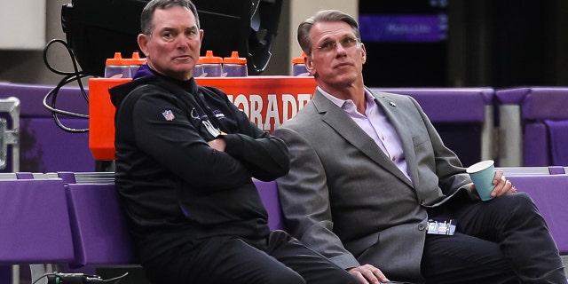 Head coach Mike Zimmer of the Minnesota Vikings, 剩下, and general manager Rick Spielman talk before the start of a preseason game against the Indianapolis Colts at U.S. Bank Stadium on Aug. 21, 2021, 在明尼阿波利斯, 明尼苏达州.
