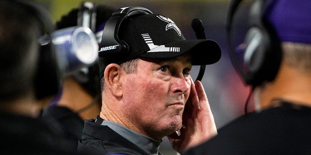 Minnesota Vikings head coach Mike Zimmer looks on in the second quarter of the game against the Pittsburgh Steelers at U.S. Bank Stadium on Dec. 9, 2021, 미니애폴리스에서, 미네소타.
