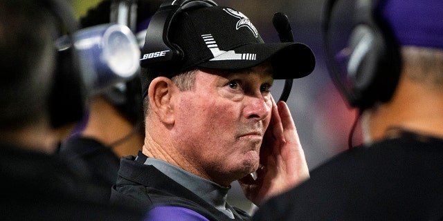 Minnesota Vikings head coach Mike Zimmer looks on in the second quarter of the game against the Pittsburgh Steelers at U.S. Bank Stadium on Dec. 9, 2021, 在明尼阿波利斯, 明尼苏达州.