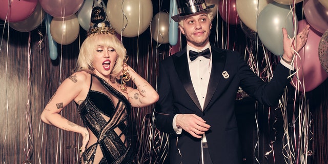 Miley Cyrus y Pete Davidson fueron anfitriones "Fiesta de Año Nuevo de Miley" Viernes para sonar el año nuevo.