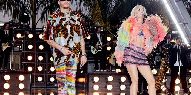 Pete Davidson e Miley Cyrus no palco durante sua festa de ano novo.
