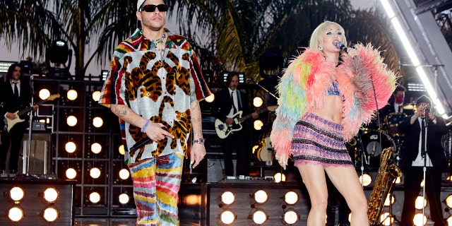 Pete Davidson e Miley Cyrus sul palco durante la festa di Capodanno.