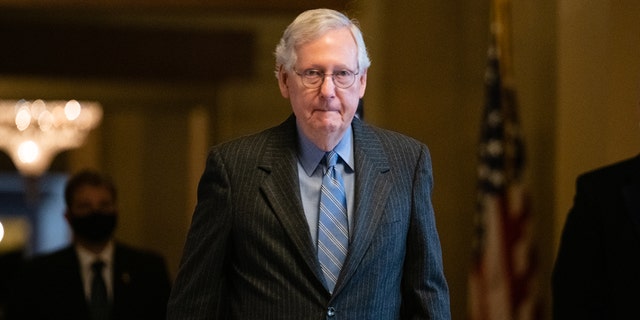 Le chef de la minorité au Sénat, Mitch McConnell, un républicain du Kentucky, se dirige vers le parquet du Sénat au Capitole de Washington, le mardi 18 janvier 2022. 