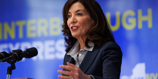 Gubernator Nowego Jorku Kathy Hochul przemawia na konferencji prasowej 20 stycznia 2022 r. na łączu Brooklyn Military Terminal w aglomeracji Brooklynu.