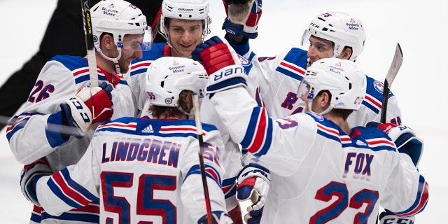 New York Rangers celebrate a goal by defenseman Ryan Lindgren (55) during the third period of the team's NHL hockey game against the Anaheim Ducks in Anaheim, 加州, 星期六, 一月. 8, 2022.