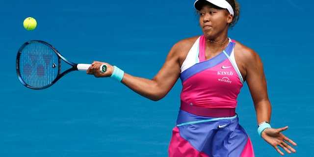 Naomi Osaka of Japan plays a forehand return to Camila Osorio of Colombia during their first round match at the Australian Open tennis championships in Melbourne, 澳大利亚, 星期一, 一月. 17, 2022.