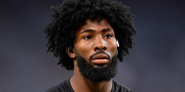 Cornerback Nate Hobbs #39 of the Las Vegas Raiders warms up before a game against the Kansas City Chiefs at Allegiant Stadium on November 14, 2021 라스 베이거스, 네바다. The Chiefs defeated the Raiders 41-14.