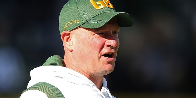 Nathaniel Hockett, coordinatore dell'attacco dei Green Bay Packers, osserva l'azione prima della partita contro la squadra di football di Washington il 24 ottobre 2021 al Lambie Field di Green Bay, nel Wisconsin.