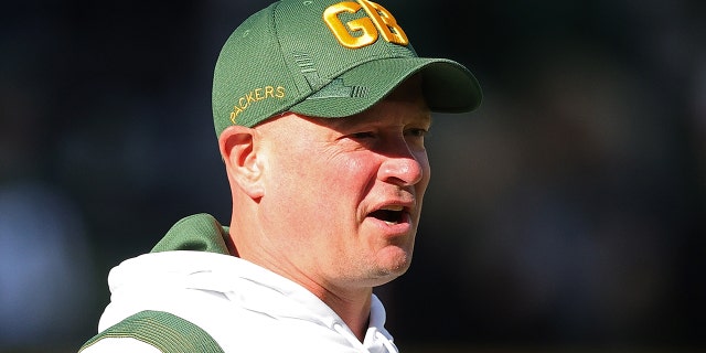 Nathaniel Hockett, coordinatore dell'attacco dei Green Bay Packers, osserva l'azione prima della partita contro la squadra di football di Washington il 24 ottobre 2021 al Lambie Field di Green Bay, nel Wisconsin.