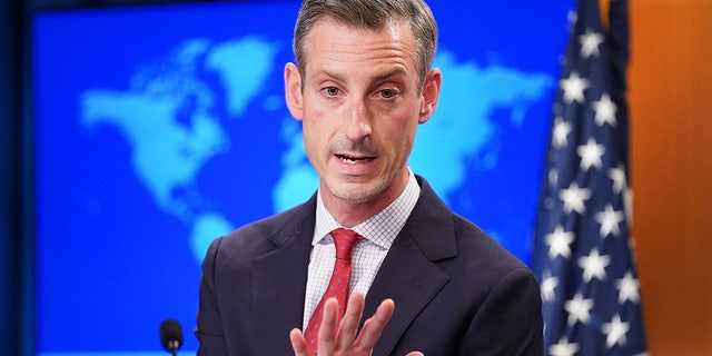 US State Department spokesman Ned Price holds a press briefing at the State Department in Washington, DC, 1月に 25, 2022. (Photo by KEVIN LAMARQUE/POOL/AFP via Getty Images)