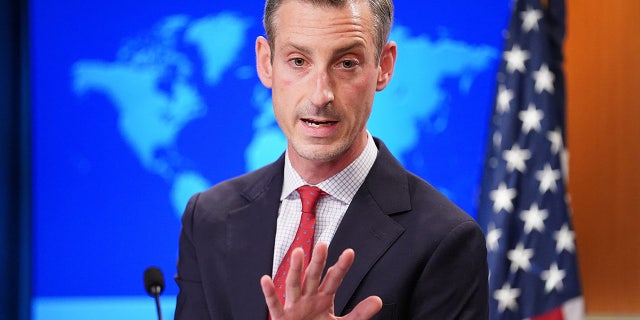 US State Department spokesman Ned Price holds a press briefing at the State Department in Washington, DC, 1月に 25, 2022. (Photo by KEVIN LAMARQUE/POOL/AFP via Getty Images)