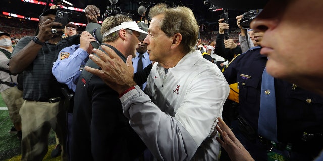 El entrenador en jefe de Alabama Crimson Tide, Nick Saban, y el entrenador en jefe de los Georgia Bulldogs, Kirby Smart, se dan la mano después de que los Georgia Bulldogs vencieran a Alabama Crimson Tide 33-18 en el Campeonato Nacional CFP de 2022 el 20 de enero de 2020 en el Lucas Oil Stadium en India.  , Indiana.