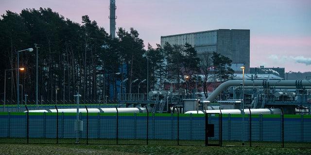 View of pipe systems and shut-off devices at the gas receiving station of the Nord Stream 2 Baltic Sea pipeline. 写真: Stefan Sauer/dpa (Photo by Stefan Sauer/picture alliance via Getty Images)