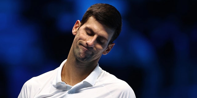 Serbas Novakas Džokovičius atsako per antrąsias vyrų vienetų pusfinalio rungtynes ​​tarp serbo Novako Džokovičiaus ir vokiečio Aleksandro Zverevo septintąją Nitto ATP pasaulio turo finalo dieną Pala Alpitour 2021 m. lapkričio 20 d. Turine, Italijoje.