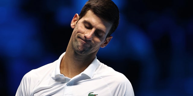 Novak Djokovič zo Srbska odpovedá počas druhého semifinálového zápasu mužskej dvojhry medzi Srbom Novakom Djokovičom a Alexanderom Zverevom z Nemecka v siedmy deň turnaja Nitto ATP World Tour Finals v Pala Alpitour 20. novembra 2021 v talianskom Turíne.