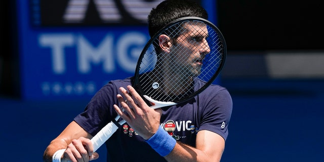 Новак Джокович, действующий чемпион среди мужчин, тренируется на арене Рода Лейвера перед Открытым чемпионатом Австралии по теннису в Мельбурне, Австралия, 12 января 2022 года.