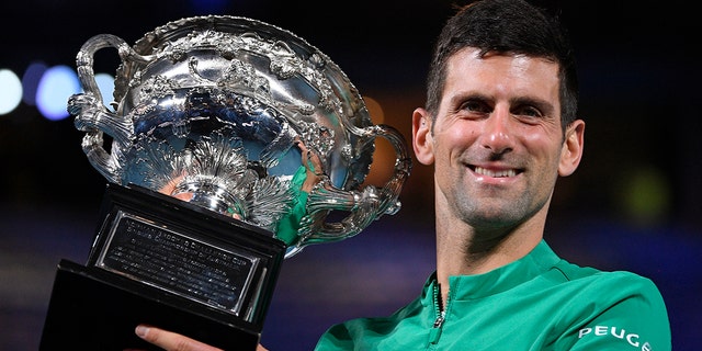 Srb Novak Djokovič je držitelem Norman Brooks Challenge Cup poté, co porazil Rusa Daniila Medveděva ve finále mužské dvouhry na Australian Open v australském Melbourne, v neděli 21. února 2021.