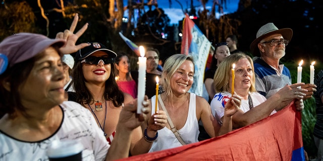 Novak Djokovic supporters rally outside Park Hotel where he thought to be detained on January 06, 2022 in Melbourne, 澳大利亚. Djokovic arrived in Melbourne to play in the upcoming Australian Open and was denied entry to Australia due to questions over the validity of his visa.