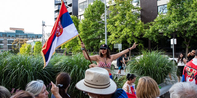 Supporters gather outside Park Hotel where Novak Djokovic was taken pending his removal from the country after his visa was cancelled by the Australian Border Force on January 06, 2022 in Melbourne, 澳大利亚. Djokovic arrived in Melbourne to play in the upcoming Australian Open and was denied entry to Australia as border authorities cancelled his visa.