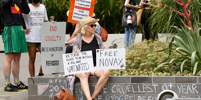 A tennis fan holds a sign outside the Park Hotel in Carlton on January 06, 2022 in Melbourne, 澳大利亚.
