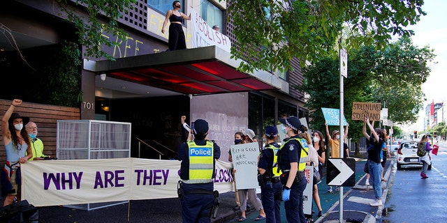 Pro-refugee protestors demonstrate at the Park Hotel, where Serbian tennis player Novak Djokovic is believed to be held, in Melbourne, 澳大利亚. 