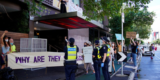 Pro-refugee protestors demonstrate at the Park Hotel, where Serbian tennis player Novak Djokovic is believed to be held, in Melbourne, 澳大利亚.