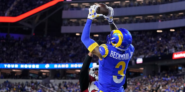 El receptor abierto de Los Angeles Rams, Odell Beckham Jr., atrapa un pase de touchdown contra el esquinero de los Arizona Cardinals, Marco Wilson, durante la primera mitad de un partido de fútbol americano de playoffs de la NFL en Inglewood, California, el 17 de enero de 2022.