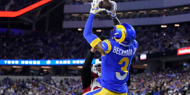 El receptor abierto de Los Angeles Rams, Odell Beckham Jr., atrapa un pase de touchdown contra el esquinero de los Arizona Cardinals, Marco Wilson, durante la primera mitad de un partido de fútbol americano de playoffs de la NFL en Inglewood, California, el 17 de enero de 2022.