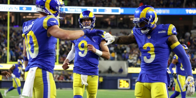 マシュースタッフォード #9 of the Los Angeles Rams celebrates his touchdown pass to Cooper Kupp #10 of the Los Angeles Rams during the third quarter against the Arizona Cardinals in the NFC Wild Card Playoff game at SoFi Stadium on January 17, 2022 イングルウッドで, カリフォルニア.