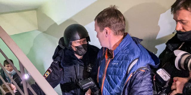 Η Ρωσία εκδίδει ένταλμα σύλληψης για τον αδελφό του Αλεξέι Ναβάλνι