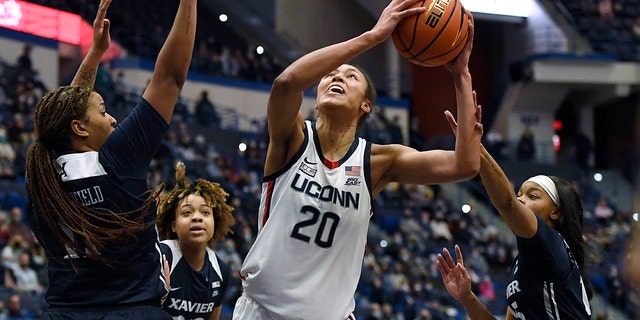 Connecticut's Olivia Nelson-Ododa (20) shoots between Xavier's Kae Satterfield, 왼쪽, and Mackayla Scarlett (15), 권리, the first half of an NCAA college basketball game, 토요일, 1 월. 15, 2022, in Hartford, Conn.