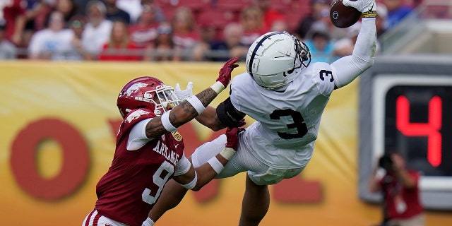 Penn State wide receiver Parker Washington (3) makes a one-handed catch in front of Arkansas defensive back Greg Brooks Jr. during the first half of the Outback Bowl NCAA college football game Saturday, ene. 1, 2022, in Tampa, Fla.