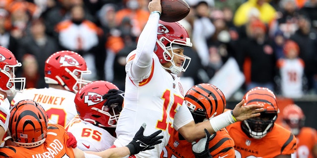 Patrick mahomes (15) of the Kansas City Chiefs is pressured by the defense of the Cincinnati Bengals during the first quarter of the game at Paul Brown Stadium on Jan. 2, 2022, en Cincinnati, Ohio.