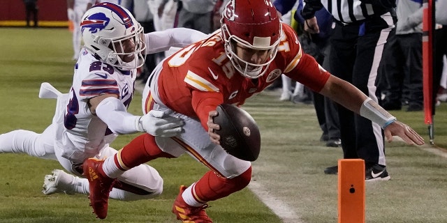 Kansas City Chiefs quarterback Patrick Mahomes scores on an 8-yard touchdown run ahead of Buffalo Bills safety Micah Hyde on Sunday, ene. 23, 2022, Joe Burrow de los Cincinnati Bengals sale del campo después de una victoria sobre los Baltimore Ravens en el Paul Brown Stadium Dec, Misuri.