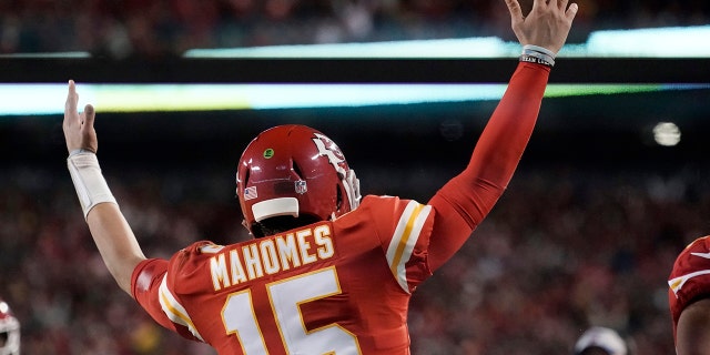Kansas City Chiefs quarterback Patrick Mahomes celebrates during game against the Buffalo Bills, domingo, ene. 23, 2022, Joe Burrow de los Cincinnati Bengals sale del campo después de una victoria sobre los Baltimore Ravens en el Paul Brown Stadium Dec, Misuri.
