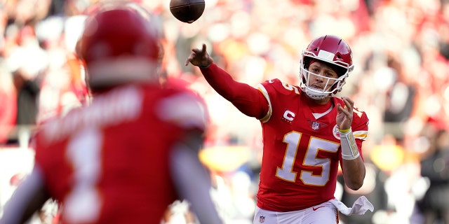 Kansas City Chiefs quarterback Patrick Mahomes (15) throws a pass to running back Jerick McKinnon (1) during the first half of the AFC Championship game against the Cincinnati Bengals on January 30, 2022 in Kansas City , Missouri.