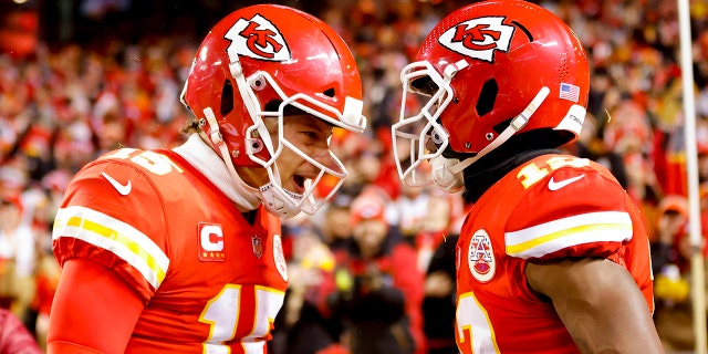 Byron Pringle #13 of the Kansas City Chiefs celebrates scoring a touchdown with teammate Patrick Mahomes #15 in the second quarter of the game against the Pittsburgh Steelers in the NFC Wild Card Playoff game at Arrowhead Stadium on January 16, 2022 カンザスシティで, ミズーリ.
