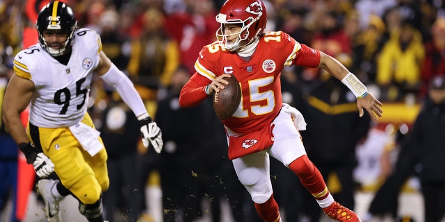 パトリック・マホームズ #15 of the Kansas City Chiefs scrambles out of the pocket with the ball in the first quarter of the game against the Pittsburgh Steelers in the NFC Wild Card Playoff game at Arrowhead Stadium on January 16, 2022 カンザスシティで, ミズーリ.