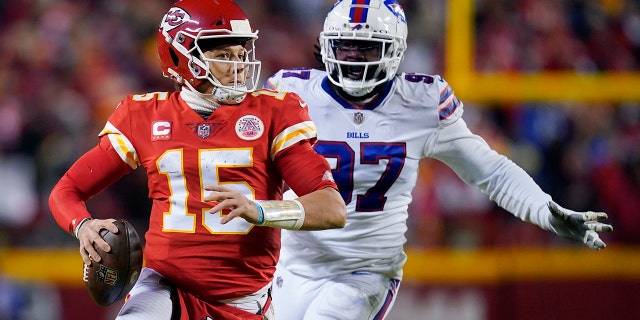 캔자스시티 치프스의 쿼터백 패트릭 마홈스 (15) is pressured by Buffalo Bills defensive end Mario Addison (97) during the second half of an NFL divisional round playoff football game, 일요일, 1 월. 23, 2022, 캔자스시티에서, 모.