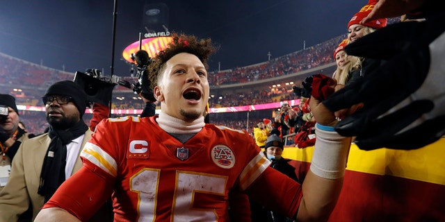 Kansas City Chiefs quarterback Patrick Mahomes (15) celebrates with fans as he walks off the field after an NFL divisional round playoff football game against the Buffalo Bills, Sondag, Jan.. 23, 2022, in Kansas City, Mo. The Chiefs won 42-36 in overtime.