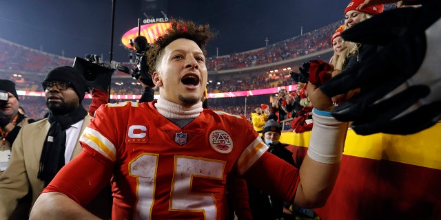 Le quart-arrière des Chiefs de Kansas City, Patrick Mahoms, dimanche 1er janvier.  Le 23 février 2022, à Kansas City, Missouri, célébrant avec les fans alors qu'ils quittent le terrain après le match de football éliminatoire de la ronde de division de la NFL contre les Buffalo Pills.  Les premiers ont gagné 42-36 en prolongation.