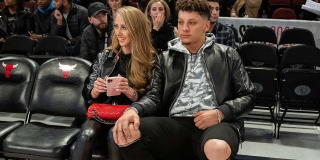 El mariscal de campo de los Kansas City Chiefs, Patrick Mahomes, y su novia Brittany Matthews durante el NBA All Star Saturday Night en el United Center en 2020.