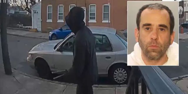 Jeffrey Stepien, 49, word na bewering Dinsdagaand buite 'n Bridesburg-woonstelgebou in Philadelphia gesien stap, JAKKALS 29 berig.