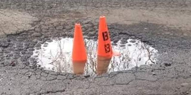 A pothole in Vallejo, Kalifornië. A group dubbed the "PotholeGate Vigilantes" has taken it upon themselves to patch potholes across the city.