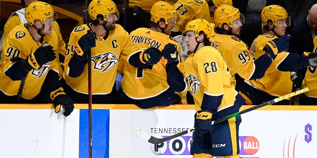 Nashville Predators right wing Eeli Tolvanen (28) is congratulated after scoring a goal against the Winnipeg Jets during the first period of an NHL hockey game Thursday, 一月. 20, 2022, 在纳什维尔, 天恩.