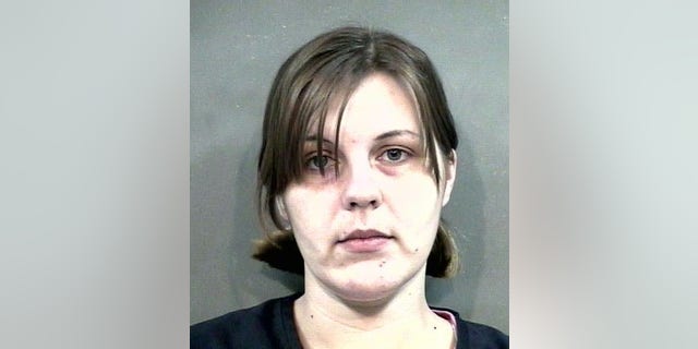 Lynley Janet Rayburn and her then-boyfriend Gerard "AJ" Smith went out on the early morning of Dec. 23, 2005 – armed with the rifle and high on meth, volgens hofstukke. Both were convicted of robbery and murder after killing Dale Rost III.