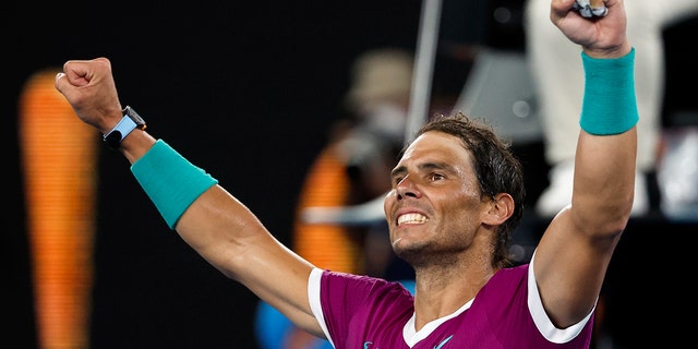 Rafael Nadal of Spain celebrates after defeating Matteo Berrettini of Italy in their semifinal match at the Australian Open tennis championships in Melbourne, Australia, Venerdì, Jan. 28, 2022.