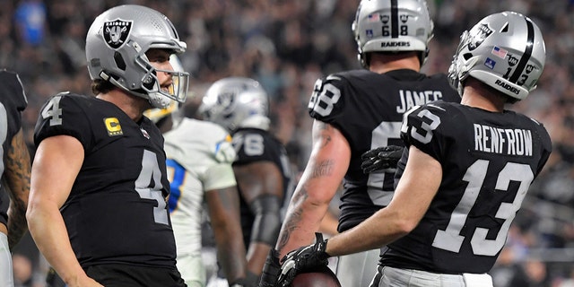 Las Vegas Raiders quarterback Derek Carr (4) celebrates after wide receiver Hunter Renfrow (13) scored a touchdown against the Los Angeles Chargers during the second half of an NFL football game, 일요일, 1 월. 9, 2022, 라스 베이거스.